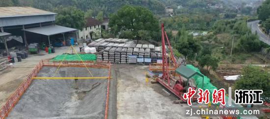 杭淳开高速公路杭州段首座桥梁开工现场。浙高建公司 供图 杭淳开高速公路杭州段首座桥梁开工现场。浙高建公司 供图