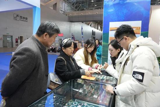 游客选购和田玉产品。阿卜力克木·依卜拉依木 摄