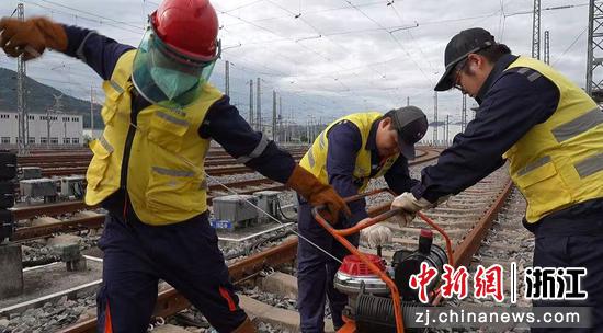 图为：峒岭车辆段开展钢轨打磨除锈作业。中新社发   尹一凡 供图