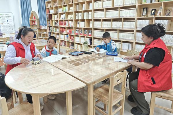若羌县若羌镇文化社区精心孵化“共享管家”志愿服务品牌,组织辖区党员、热心居民成立志愿队伍,解决了家长们的“心头忧”。图为9月10日,志愿者在社区给孩子辅导作业。通许瑞琪 摄 若羌县若羌镇文化社区精心孵化“共享管家”志愿服务品牌,组织辖区党员、热心居民成立志愿队伍,解决了家长们的“心头忧”。图为9月10日,志愿者在社区给孩子辅导作业。通许瑞琪 摄