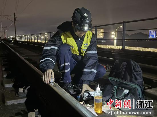 图为：夜间巡检现场。中新社发   尹一凡 供图