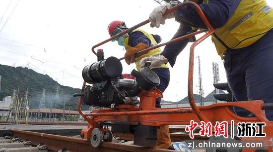 图为：峒岭车辆段开展钢轨打磨除锈作业。中新社发   尹一凡 供图