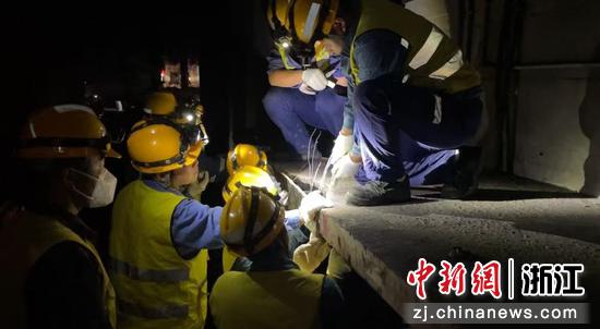 图为：桥隧专业进修隧道内部结构整治作业。中新社发   尹一凡 供图