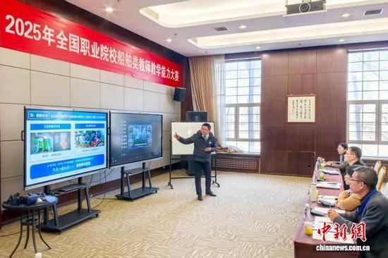 11月12日,天津,参赛选手在船舶类教师教学能力大赛比赛中。记者 佟郁 摄 11月12日,天津,参赛选手在船舶类教师教学能力大赛比赛中。记者 佟郁 摄