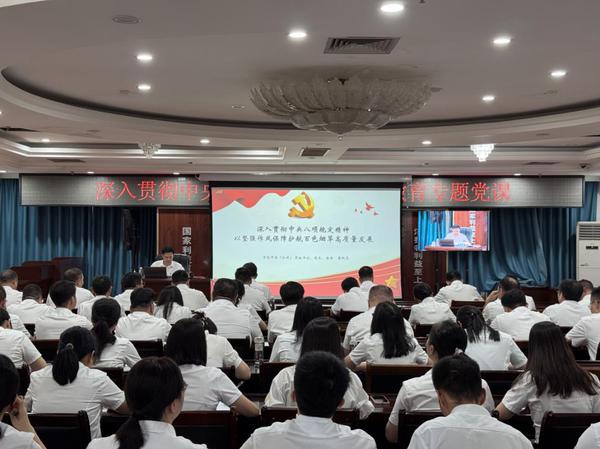 百色烟草主要负责人上廉政课现场。梁莉艳 摄 百色烟草主要负责人上廉政课现场。梁莉艳 摄