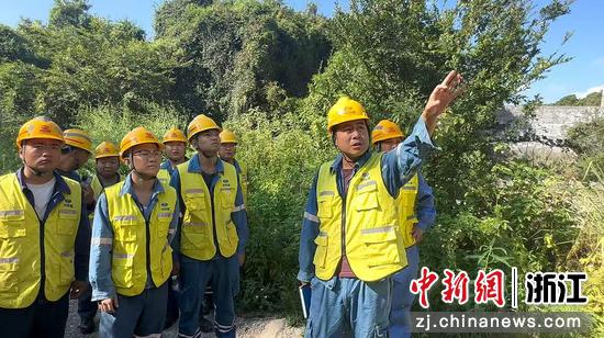 图为：桥隧专业开展路基段巡查。中新社发   尹一凡 供图