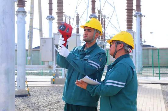 11月15日，国网和田供电公司工作人员在220千伏于田变电站开展风险预警特殊巡视工作。