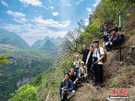 2025年4月20日,调查队在贵州兴义开展野外调查时合影。吴江华 摄 2025年4月20日,调查队在贵州兴义开展野外调查时合影。吴江华 摄