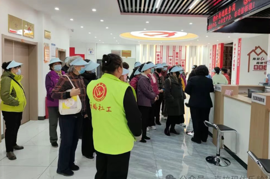 居民代表参观南泉南苑社区。（图片据“克拉玛依乐龄社工”微信公众号）