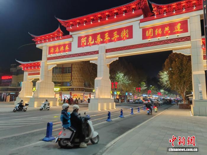 夜未央！新疆阿克苏市王三街吸引民众打卡