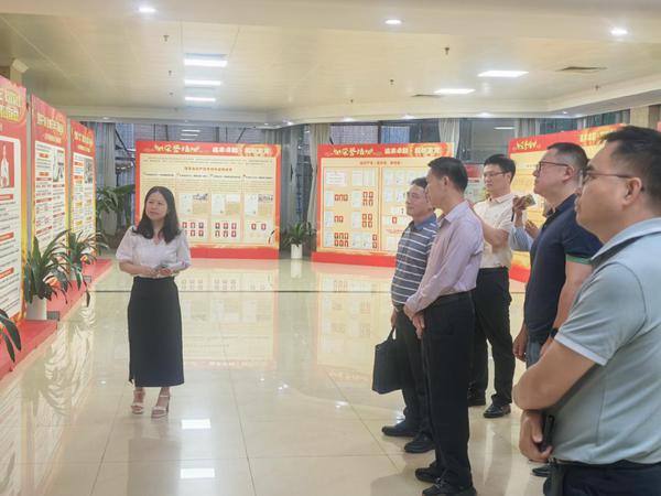 清廉百烟展板讲解现场。王国平 摄 清廉百烟展板讲解现场。王国平 摄