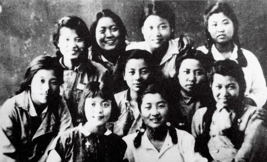 国新社、青记与生活书店部分女工作人员在桂林合影。 国新社、青记与生活书店部分女工作人员在桂林合影。