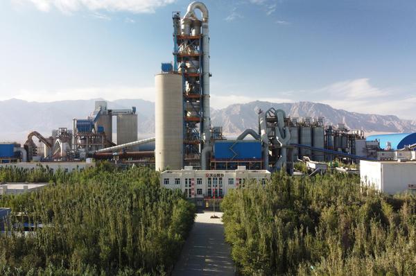 若羌天山水泥有限责任公司始终秉持绿色发展、负责任发展、高质量发展的理念,通过持续绿色化改造,工厂的环境质量得以大幅提升。图为干净整洁的厂区。铁建勇 摄 若羌天山水泥有限责任公司始终秉持绿色发展、负责任发展、高质量发展的理念,通过持续绿色化改造,工厂的环境质量得以大幅提升。图为干净整洁的厂区。铁建勇 摄