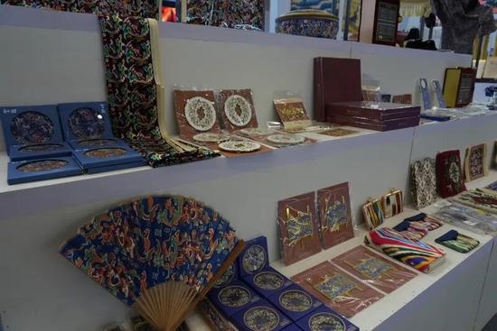 和田展馆内以“五星出东方利中国”锦护臂为元素的系列文创产品。阿卜力克木·依卜拉依木 摄