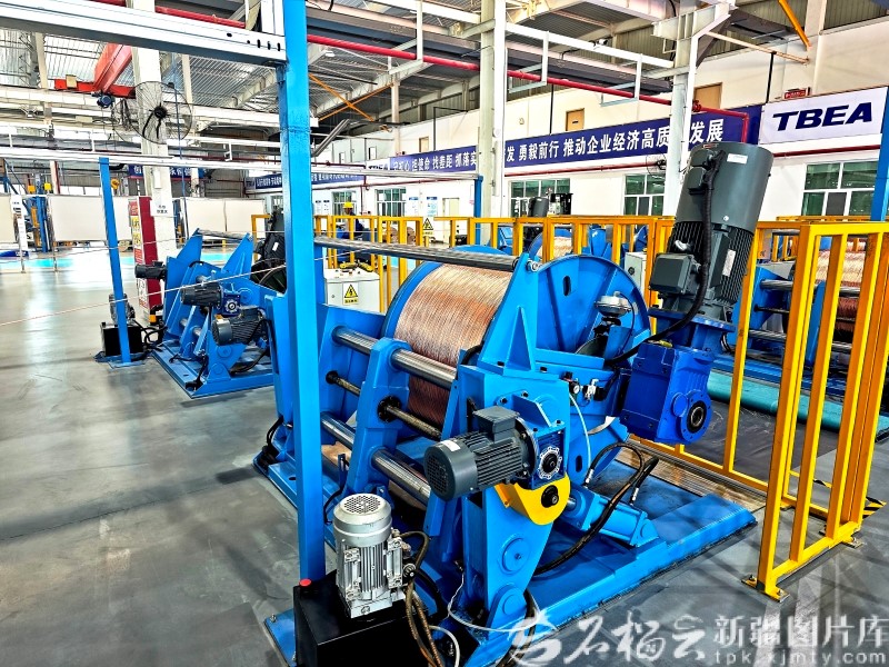 7月4日，在位于昌吉国家高新技术产业开发区内的特变电工智能电缆产业园生产车间，全自动电缆生产设备正在作业。常谊谊摄