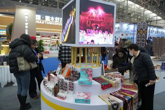 冬博会和田展馆内特色旅游商品吸引了众多游客和采购商的目光。阿卜力克木·依卜拉依木 摄