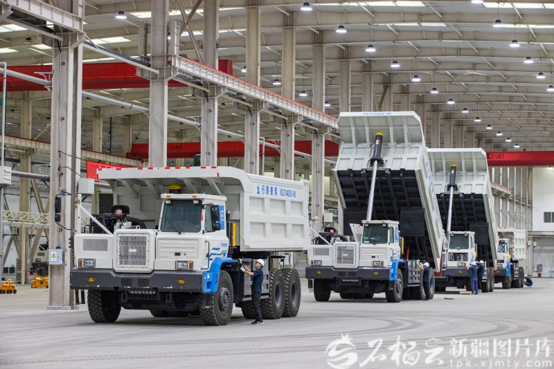 10月17日,在新疆准东经济技术开发区新疆行路智驾新能源科技有限公司车间内,工人正在组装无人驾驶矿卡的零配件。何龙摄 10月17日,在新疆准东经济技术开发区新疆行路智驾新能源科技有限公司车间内,工人正在组装无人驾驶矿卡的零配件。何龙摄