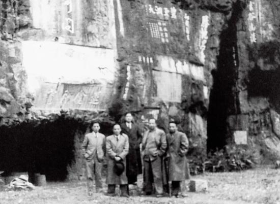 范长江、陆诒等国新社部分人员在桂林留影。本文历史资料图/ 《范长江在桂林——抗战时期红色新闻资料专辑》 范长江、陆诒等国新社部分人员在桂林留影。本文历史资料图/ 《范长江在桂林——抗战时期红色新闻资料专辑》