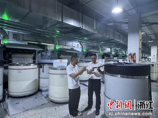 日前,温州银行温州分行职员到企业开展调研及服务。李丽 供图 日前,温州银行温州分行职员到企业开展调研及服务。李丽 供图