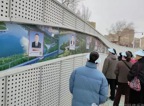 居民代表参观克拉玛依一号井景区“油城群英谱”展板。（图片据“克拉玛依乐龄社工”微信公众号）