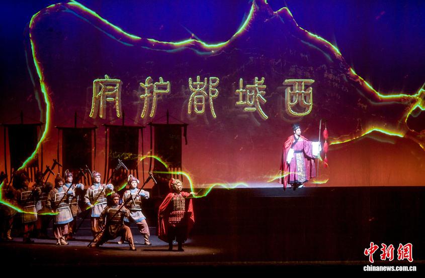 2024年5月9日，新疆乌鲁木齐市，秦腔历史剧《西域汉关》在新疆人民剧场演出。 中新社记者 刘新 摄