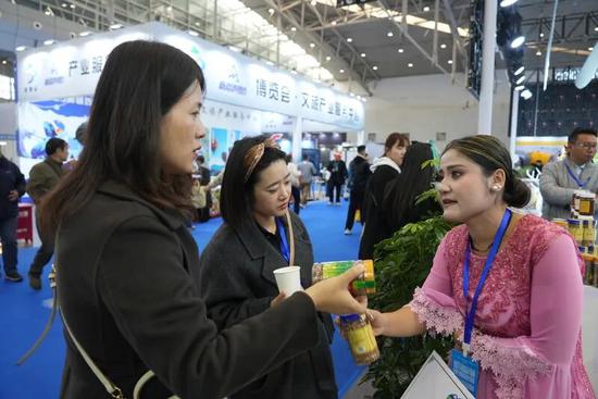 游客选购和田药茶。阿卜力克木·依卜拉依木 摄d