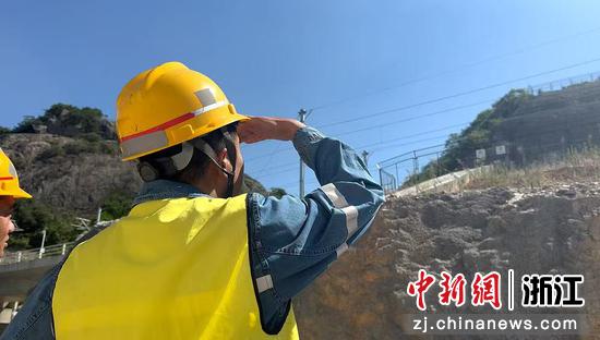 图为：桥隧专业开展路基段巡查。中新社发   尹一凡 供图