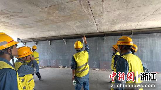 图为：桥隧专业开展桥梁设施巡查。中新社发   尹一凡 供图