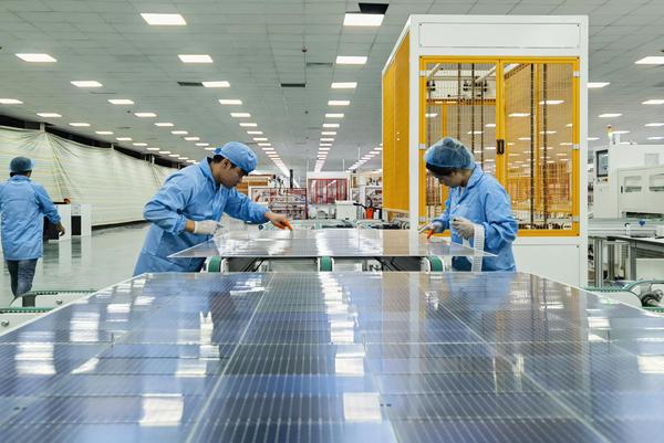 11月14日,国晟(若羌)双碳硅基产业园内,新疆国晟企诚新能源有限公司的工作人员正在对叠焊机产出的组件质量进行全检。 苏波 摄 11月14日,国晟(若羌)双碳硅基产业园内,新疆国晟企诚新能源有限公司的工作人员正在对叠焊机产出的组件质量进行全检。 苏波 摄