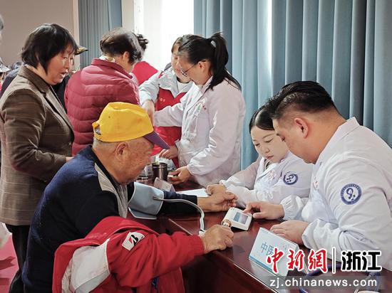 义诊现场。主办方供图 义诊现场。主办方供图