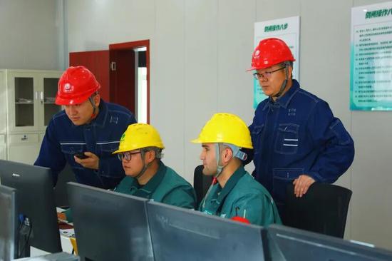 11月15日，国网和田供电公司工作人员在220千伏于田变电站开展220千伏倒母线倒闸操作工作。（阿依奴尔·艾司卡尔）f