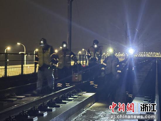 图为：夜间巡检现场。中新社发   尹一凡 供图