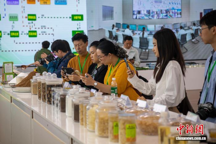 广西来宾实现“一根甘蔗吃干榨净”