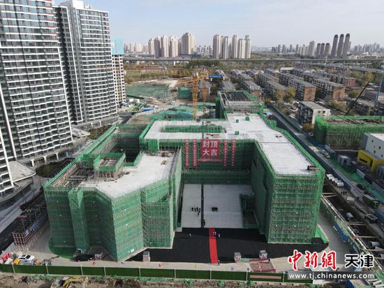 11月18日，天津市河北区重点教育项目——九年一贯制觉悟学校教学楼实现主体结构封顶。（中铁六局供图）
