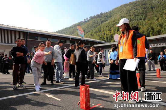 “趣味投壶”比赛现场。煤山镇供图 “趣味投壶”比赛现场。煤山镇供图