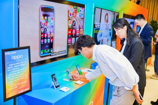 与会嘉宾体验AI手机 与会嘉宾体验AI手机