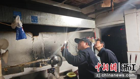 执法人员检查餐饮油烟。善琏镇供图 执法人员检查餐饮油烟。善琏镇供图