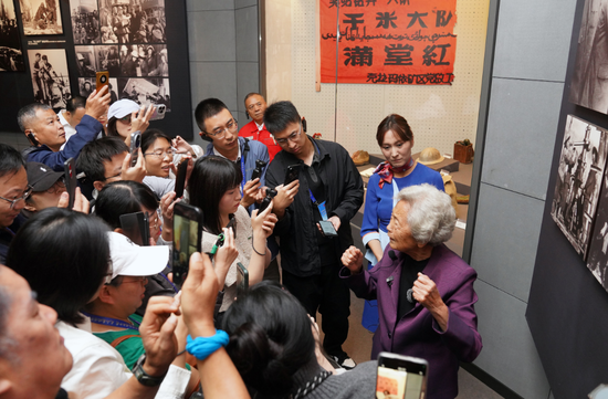 2025年9月12日，克拉玛依市博物馆里，原三八女子钻井队指导员吴淑华深情回顾艰苦创业的岁月，带领媒体团感受一代代石油人“为国找油”的奉献精神。克拉玛依融媒记者 非尔代维斯·热夏提 摄d