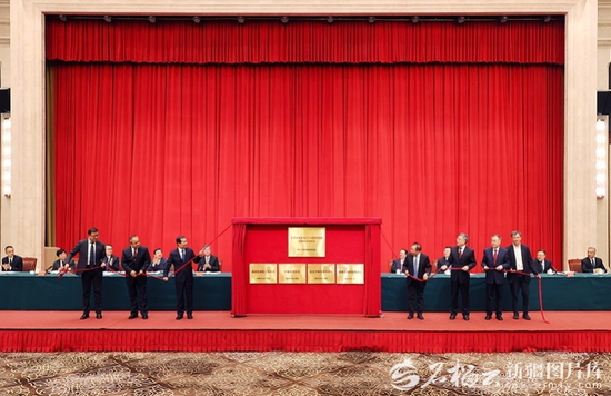 ima11月17日，自治区党委书记陈小江，自治区党委副书记、自治区主席艾尔肯·吐尼亚孜和有关院士、专家共同为干旱区生态安全与可持续发展全国重点实验室和新疆能源化工实验室、丝路水实验室、昆仑智能装备实验室、新疆天山科技创新院揭牌。石榴云/新疆日报记者 崔志坚摄ge