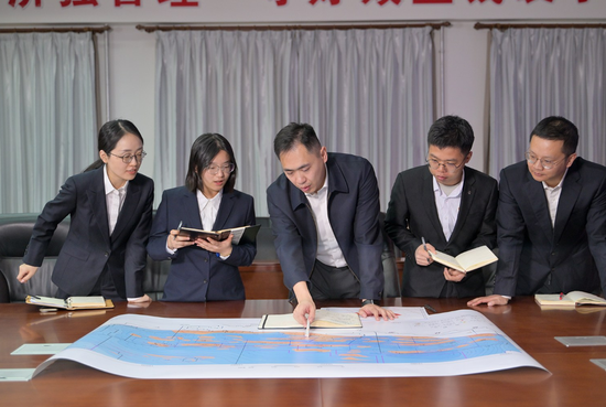 勘探开发研究院科研人员正在讨论储量评估方案。闫超 摄