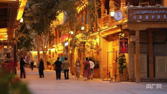 团城亮起灯光 （央广网发 阿卜力克木·巴依孜 摄）3