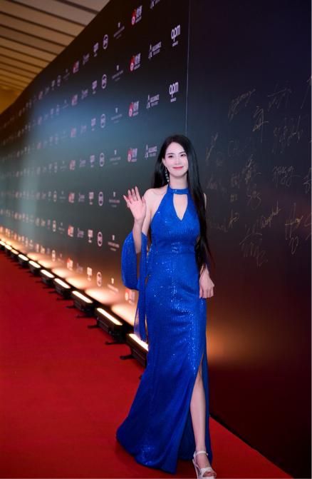 图说 陈明珍第一位出场走红毯。 图说 陈明珍第一位出场走红毯。