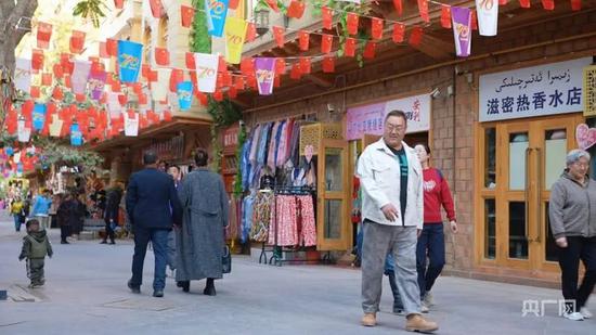 游客在团城参观 （央广网记者丁安 摄）