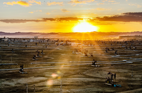 霞光映照下的新疆油田分外美丽。油田上产的背后，是科研人员持之以恒付出的智慧和努力。徐志远 摄