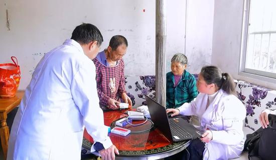 流动医院开展上门服务。刘桂宇 摄 流动医院开展上门服务。刘桂宇 摄