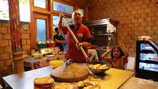 商户售卖烤包子 （央广网发 阿卜力克木·巴依孜 摄）