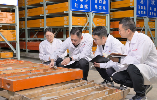 勘探开发研究院科研人员正在进行岩心描述。闫超 摄