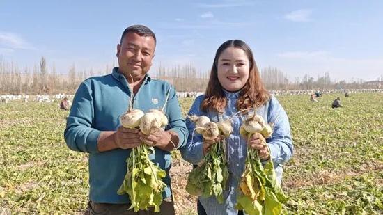 恰玛古喜获丰收，村民喜笑颜开。2