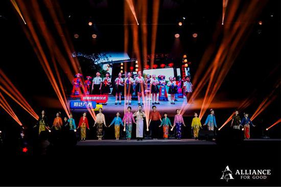 图说 中新两国文化交流小使者们倾情演唱主题曲《我们来了》。 图说 中新两国文化交流小使者们倾情演唱主题曲《我们来了》。