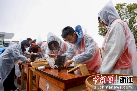 图为选手们在比赛中。 肖健 摄 图为选手们在比赛中。 肖健 摄